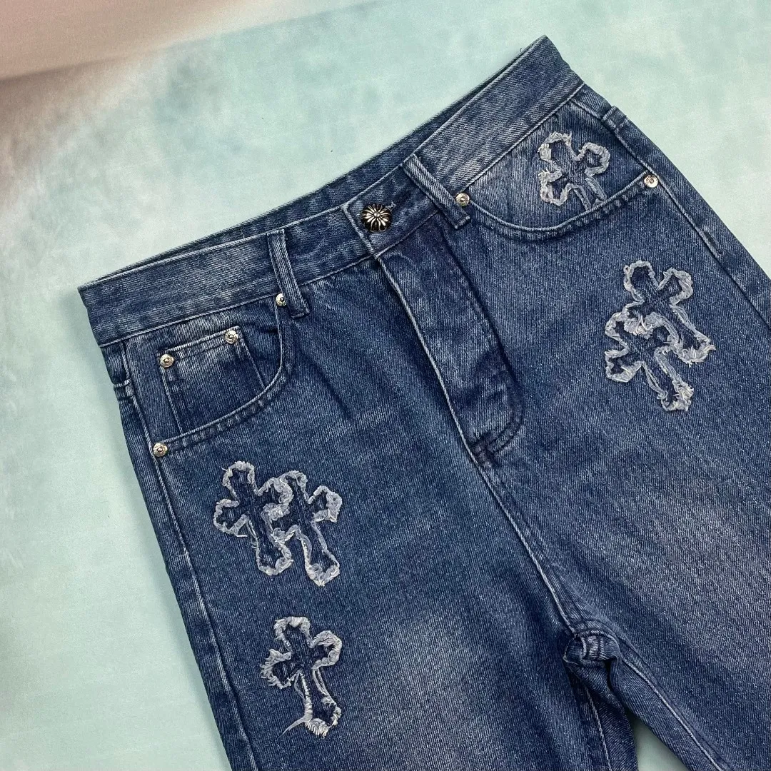 🅿️290 🔘Style No.-KL160 🔘Cro Heart𝐂𝐡𝐫𝐨𝐦𝐞 𝐇𝐞𝐚𝐫𝐭 Denim patch tassel cross jeans* The high-end quality is completely different from the currency on the market! It has been heavily washed, showing a natural worn and aged effect, and is full of retro charm, just like it came from the old fashion era. The customized denim patch cross adopts full right-angle hand-embroidery technology. Every stitch is full of ingenuity. The patch and denim are perfectly integrated, and the cross pattern is three-dimensional and exquisite. The aged silver buckle and the complete set of metal accessories are all custom-made from molds, with superb texture, harmonious color matching, strong durability, and luxurious details. This kind of craftsmanship and quality make it stand out among many jeans. Whether you are going out daily or attending trendy events, wear it and you will be the center of attention! For matching, you can choose a simple white T-shirt for the upper body to highlight the personality of jeans; or pair it with a black leather jacket and Martin boots to create a cool street style. If a couple wears it together, each with a different style of top, it will be the most beautiful scene when going out!  Size: S M L XL XXL (28.30.32.34.36) Color: Blue
